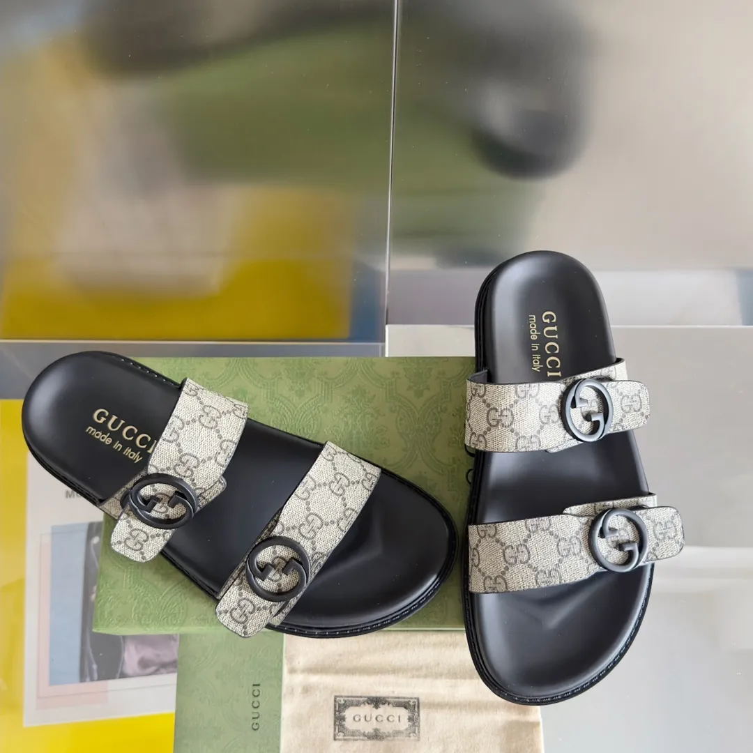 [G Home] Men's Men's Shoes💰:300💰Size:38-45 GUCC Gucci Original Order Quality 🆕2024Gucci Gucci Summer New Style Double G Presbyopia Flip-flops Cross Sandals Thick Sole Slippers Beach Shoes Original Purchase and Development Production G family's 2024 new summer dark horse items, fashion bloggers at home and abroad have put on the show, and it has become popular on social platforms at home and abroad. Fashionistas must pay for it, and they spend a lot of money to create ingenious craftsmanship and accurately restore every detail. Exquisite packaging at the delivery counter🛍📦 ▪️ Fabric: Original imported double G presbyopic leather ▪️ Lining: Original imported leather ▪️ Sole: Original open molded T men's shoes 💰U outsole ▪️ Bottom thickness: 3CM